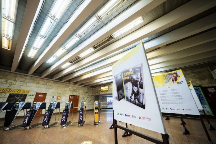 У підземці Києва відкрилася виставка з віршами українських поетів про метро