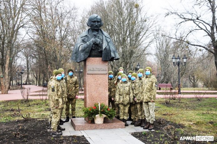 На Полтавщині курсанти-зв’язківці відзначили 212-ту річницю від дня народження Миколи Гоголя