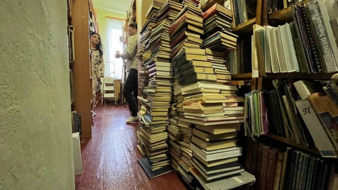 Понад 9 тисяч книг російською мовою вилучили з фондів Закарпатської універсальної…