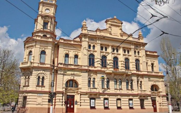 Росіяни викрали з музеїв Херсонщини 15 тисяч картин і унітази