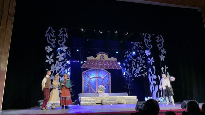 Закарпатський муздрамтеатр показав виставу «У полоні Снігової королеви»