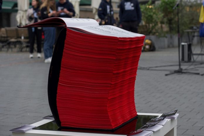 «Злочин без покарання»: українські активісти створили 50-кілограмову книгу про злочини рф…